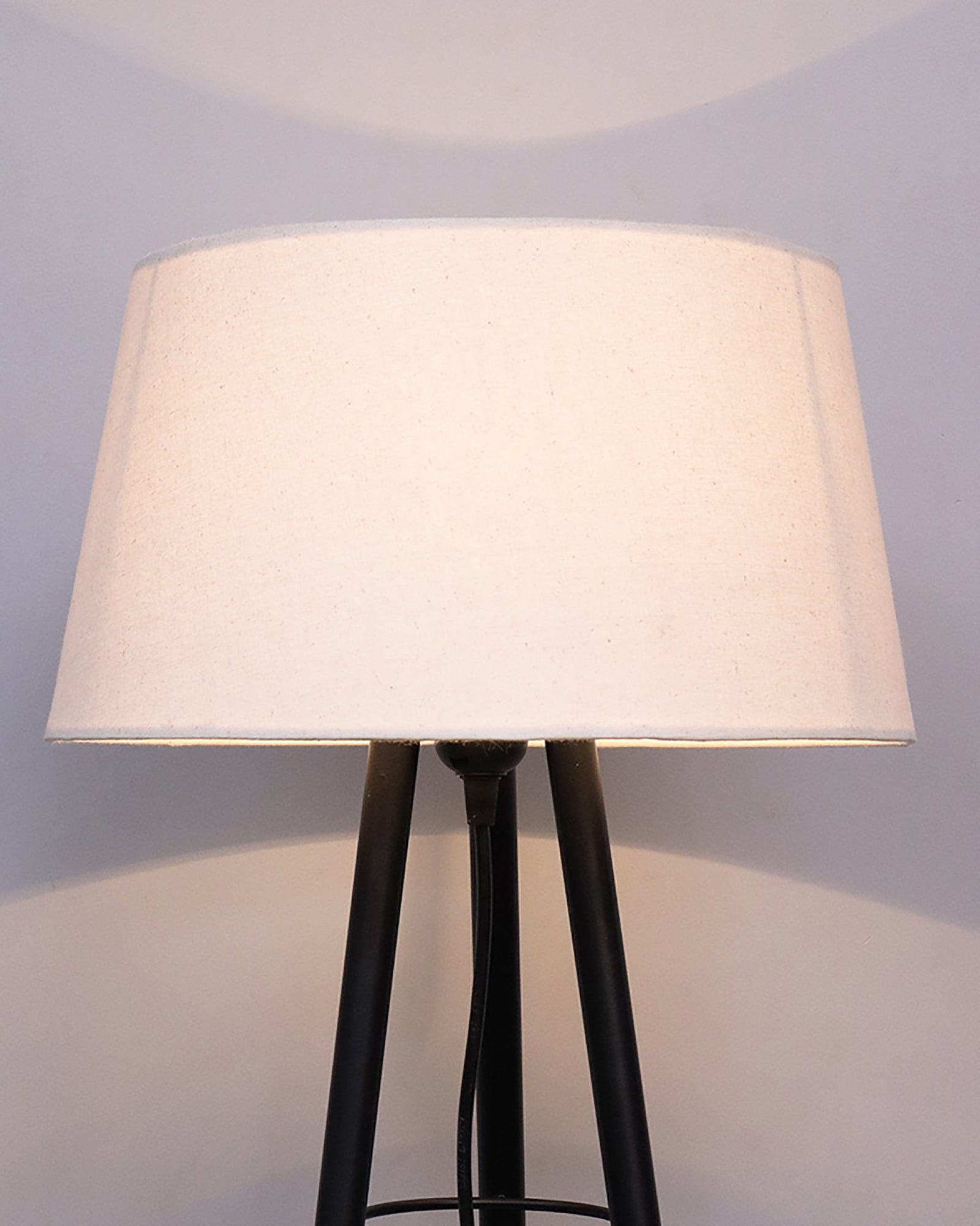 Mid Century Metal Tripod Table Lamp With jute Shade,Contemporary Minimalist Standing Floor, Table Light with 3 Iron Legs,E27 Lamp Base,Modern Design Standing Light for Living Room,Study Room and Bedroom