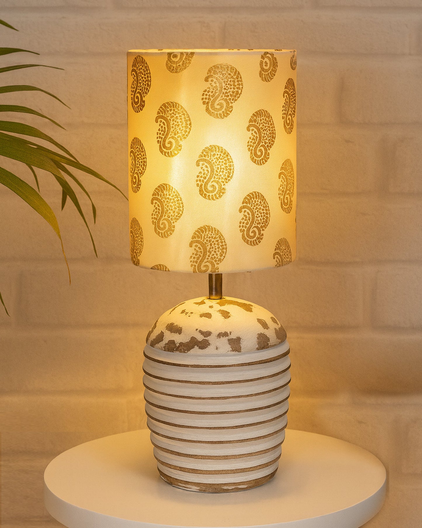 Modern Table Lamp, Wooden Base Modern Fabric Lampshade for Home Office Cafe Restaurant, Ribbed Basket
