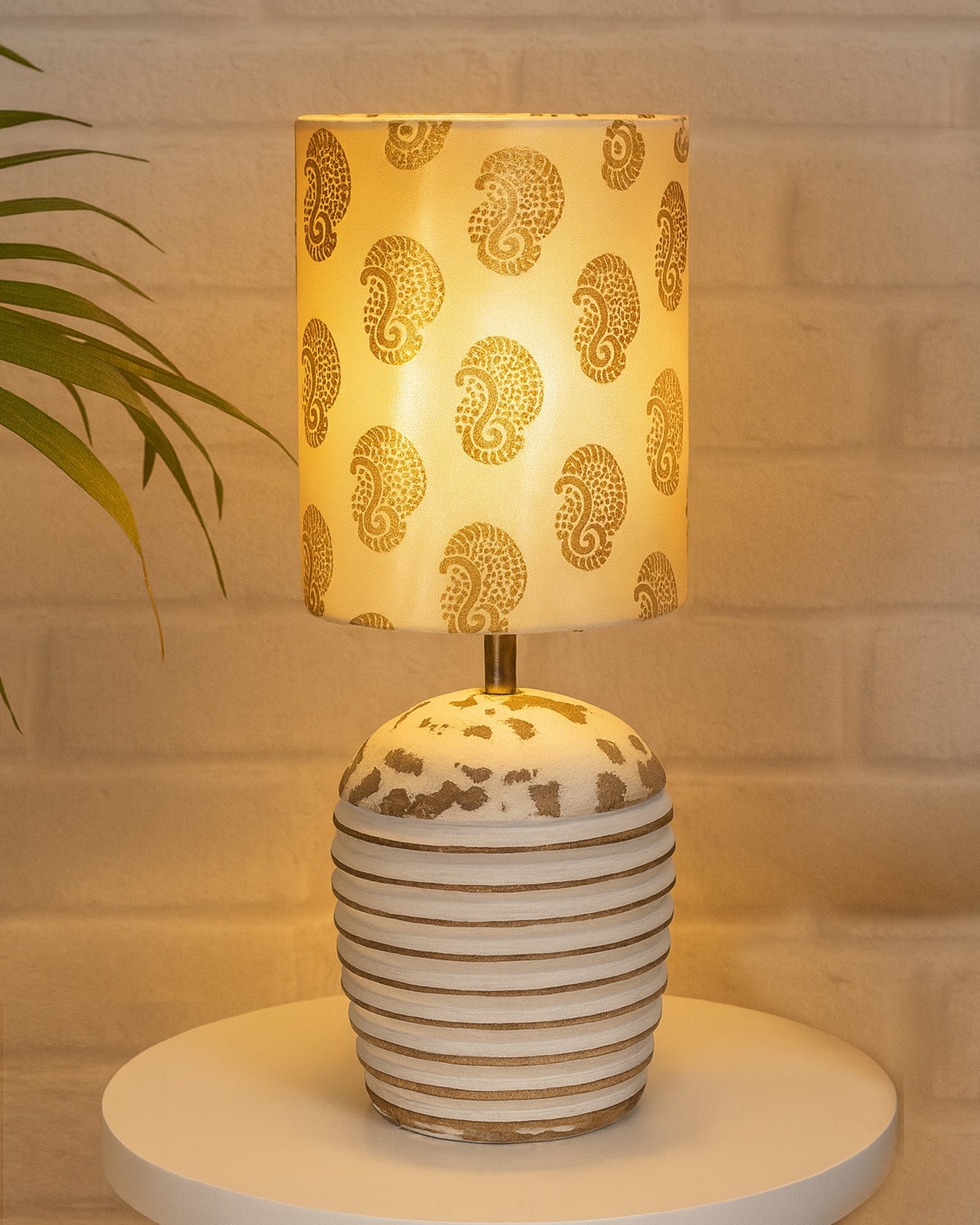Modern Table Lamp, Wooden Base Modern Fabric Lampshade for Home Office Cafe Restaurant, Ribbed Basket