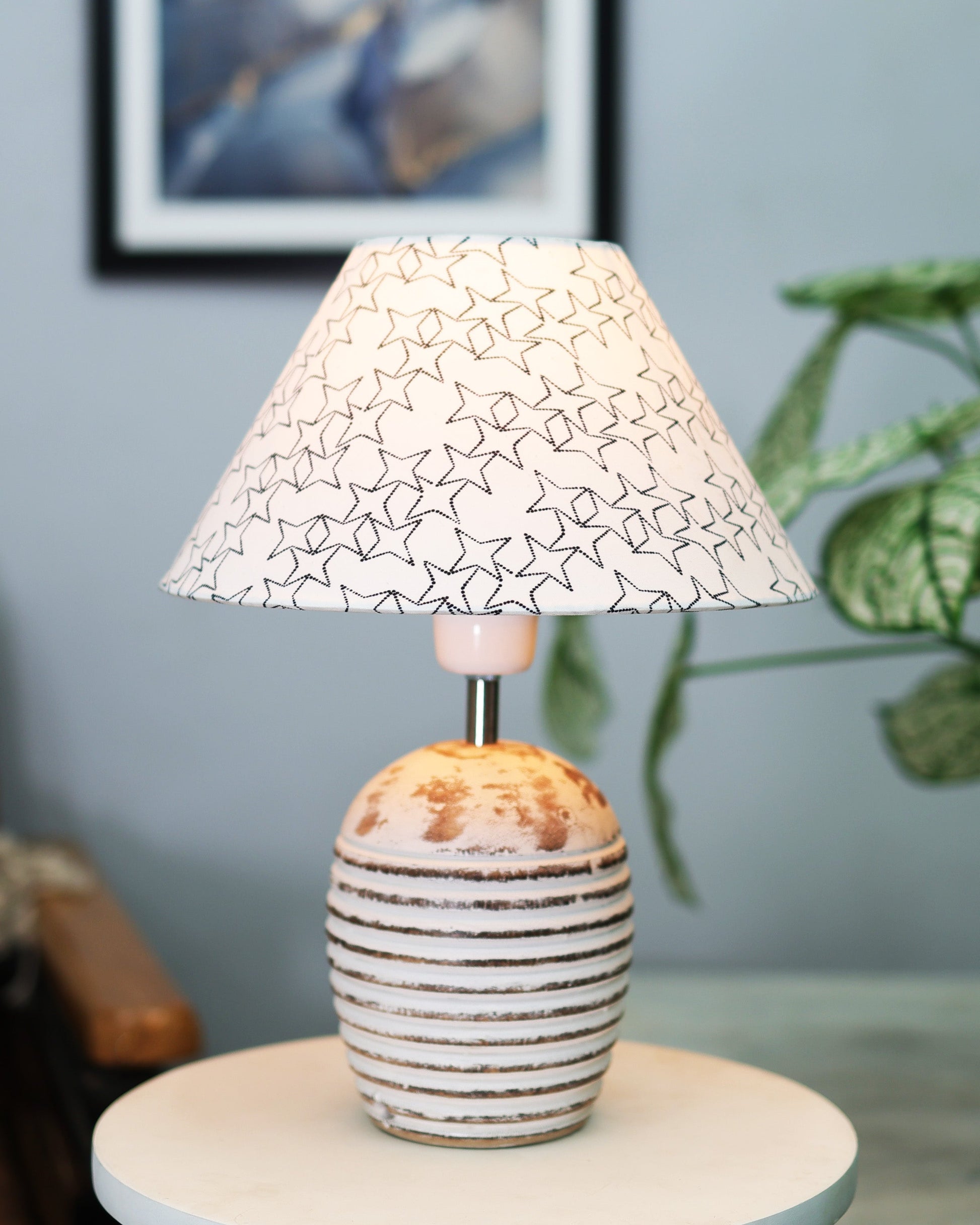 Ribbed Basket Table Lamp, Wooden Base Modern Fabric Lampshade for Home Office Cafe Restaurant